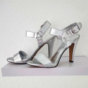 Karl Lagerfeld Paris Women's New Cieone Croc Embossed Silver Sandals. Size 9M